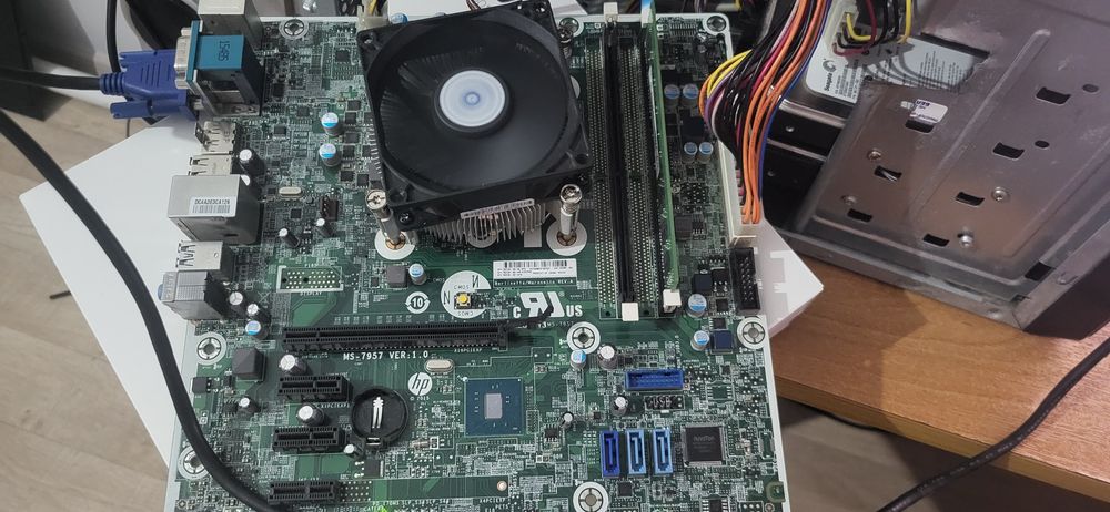 Продам inte i5 6500 + 4gb ddr4, материнская плата