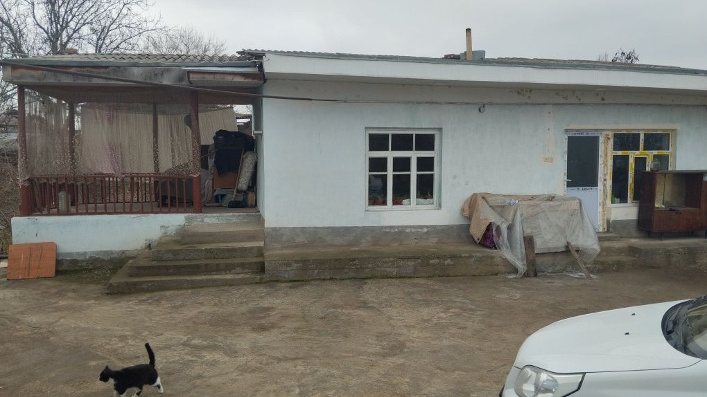 Uy hovli sotiladi