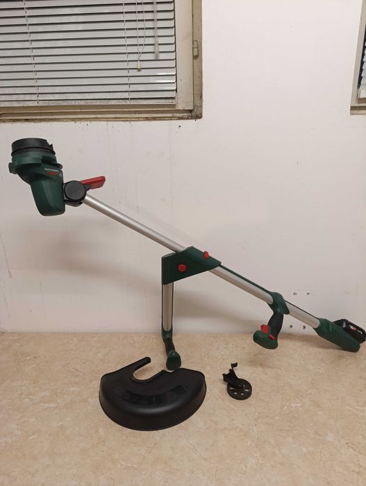 Акумулаторен тример за трева BOSCH Universal GrassCut 18V-260