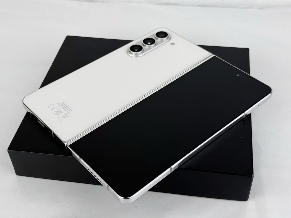 Samsung Galaxy Z Fold 5 5G 256GB 12RAM Cream Отличен