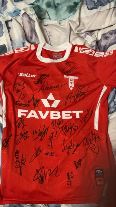Tricou UTA Arad semnat de Mircea Rednic si jucatori