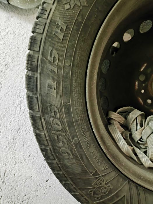 Продавам джанти 15 от фостваген  със зимни гуми