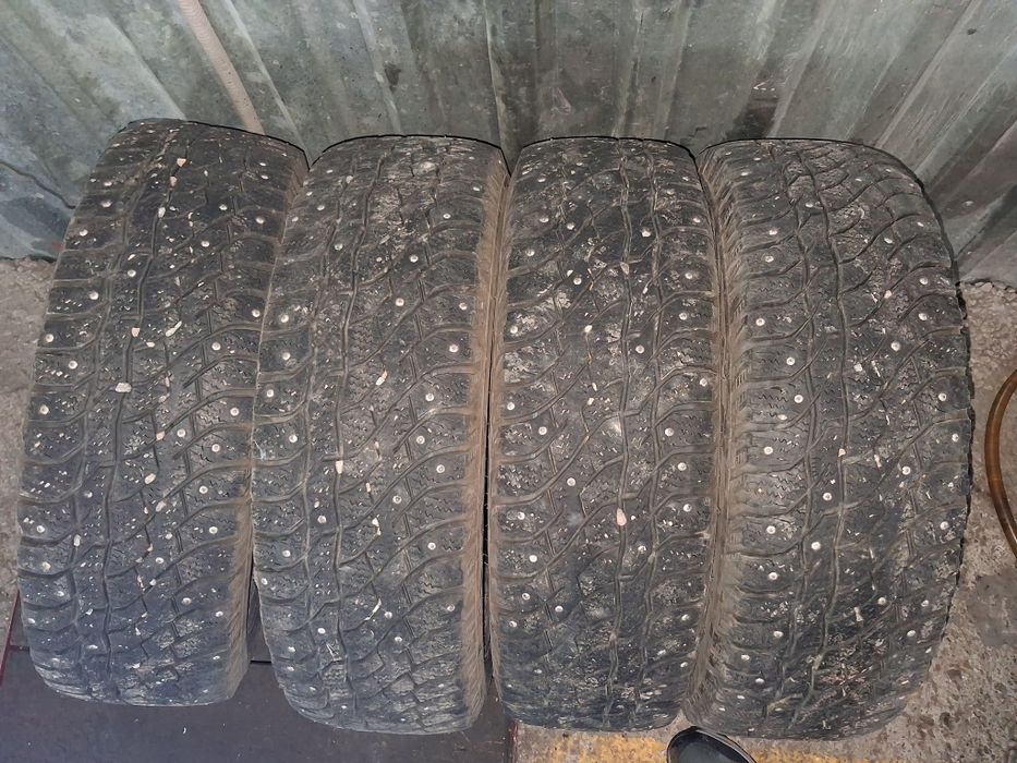 Продам комплект шипованных  зимних автошин 215/65/R16 Bosco Nordico,
