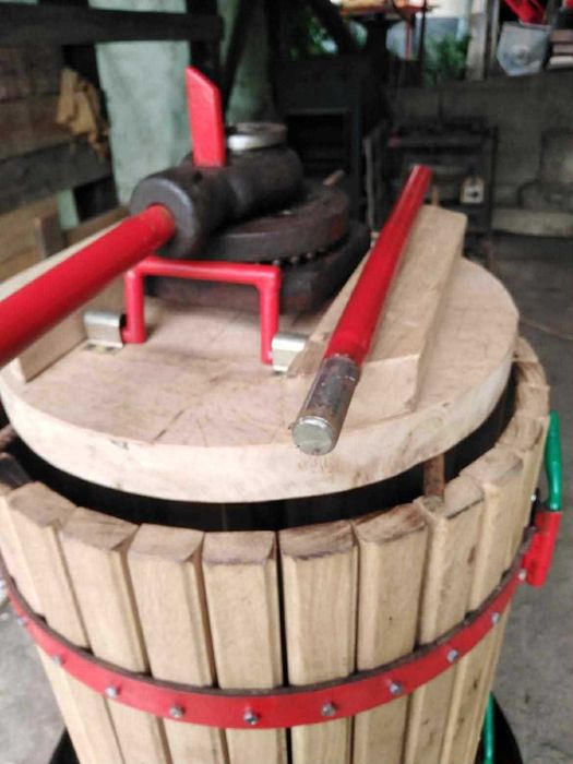 Vând presă de struguri