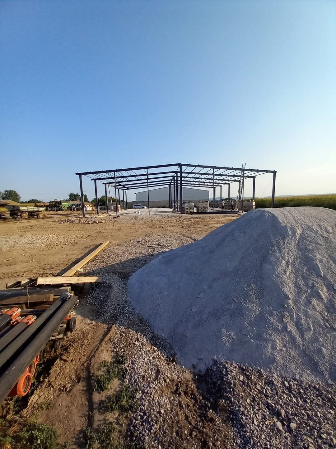 Vând hale metalice diferite dimensiuni dorite de client .