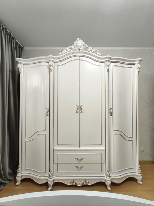 Спальный гарнитур из натурального дерева