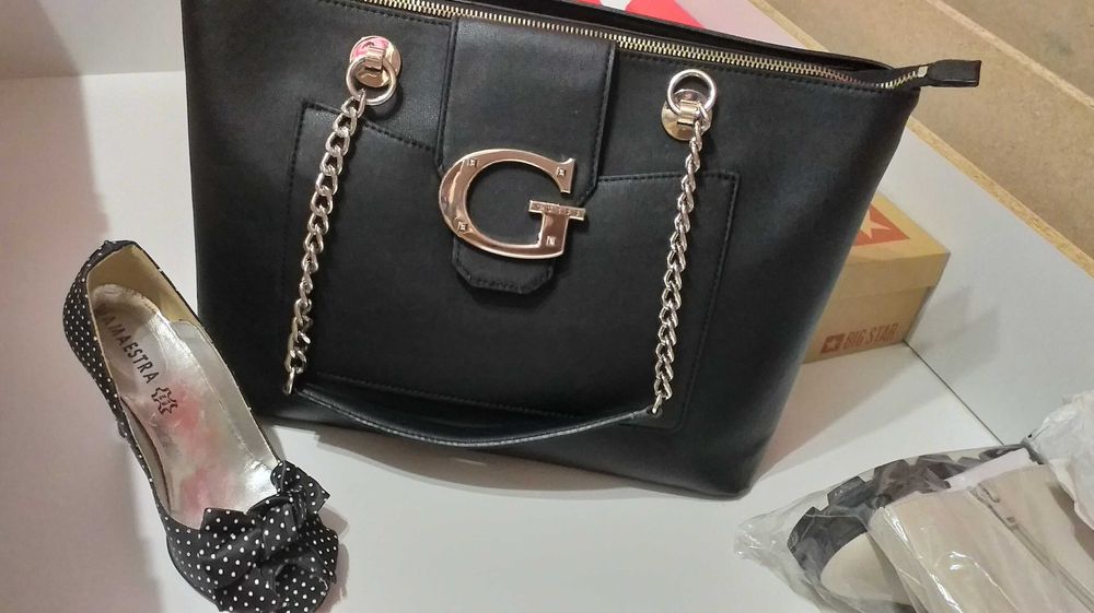 Geanta Guess cu bareta si logo metalic