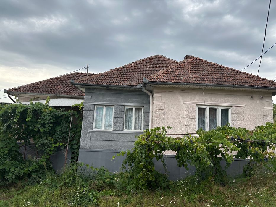 Casa taraneasca CF partial renovata, cu 8000 m teren