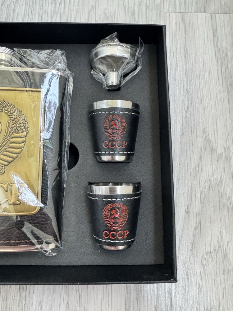 Подарочный набор фляжка со стопками