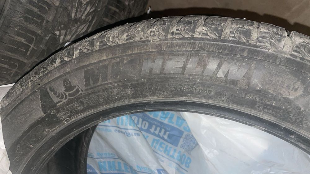 Продам шины б.у Michelin 275.45 r21