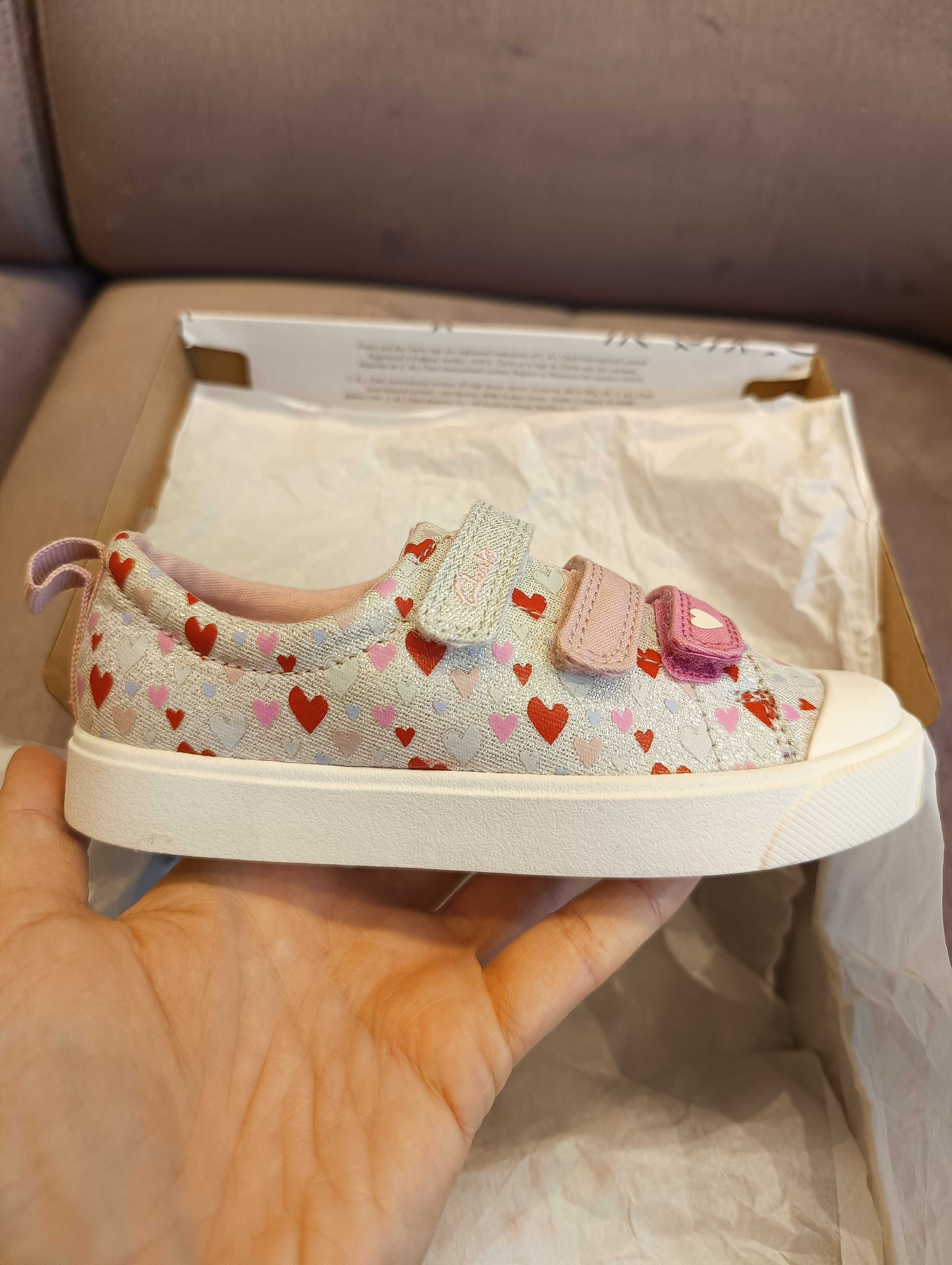 Нови кецове Clarks и обувки Superfit за момиченце