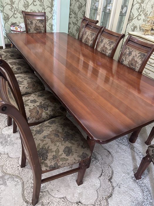 Стол со 12 стульями