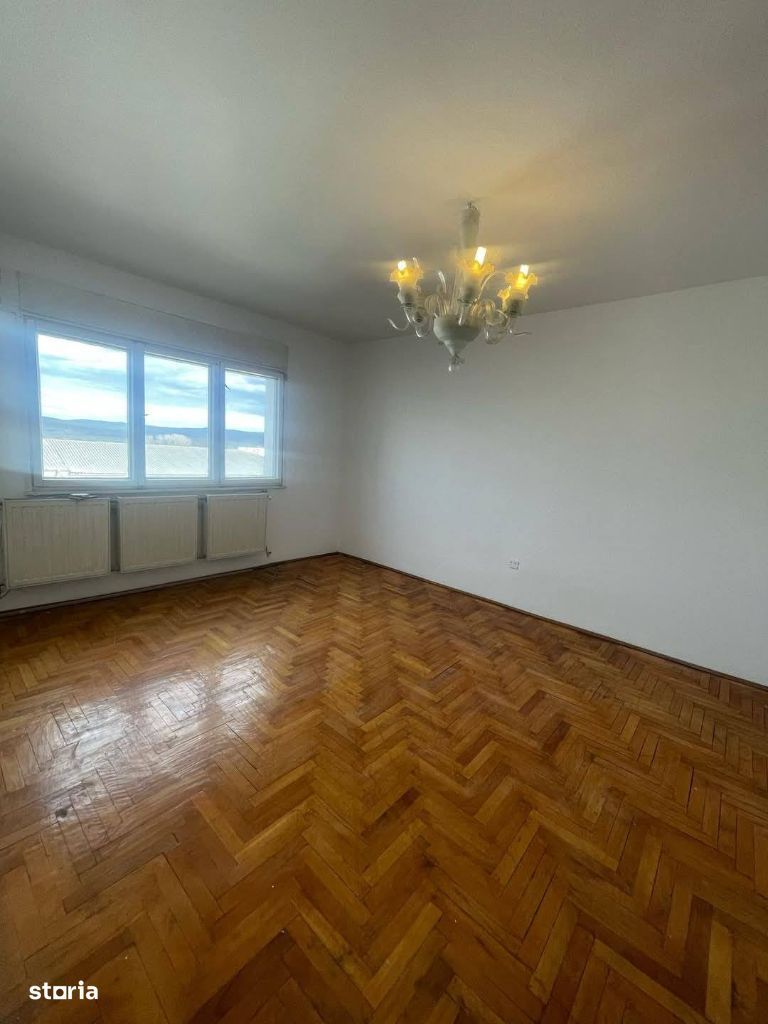 De vanzare duplex, 4 camere in zona Hotel Roman