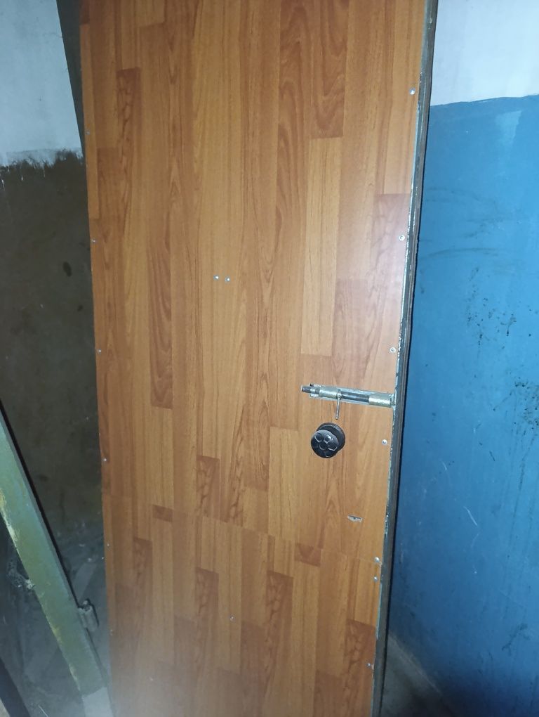 Продам железную дверь.