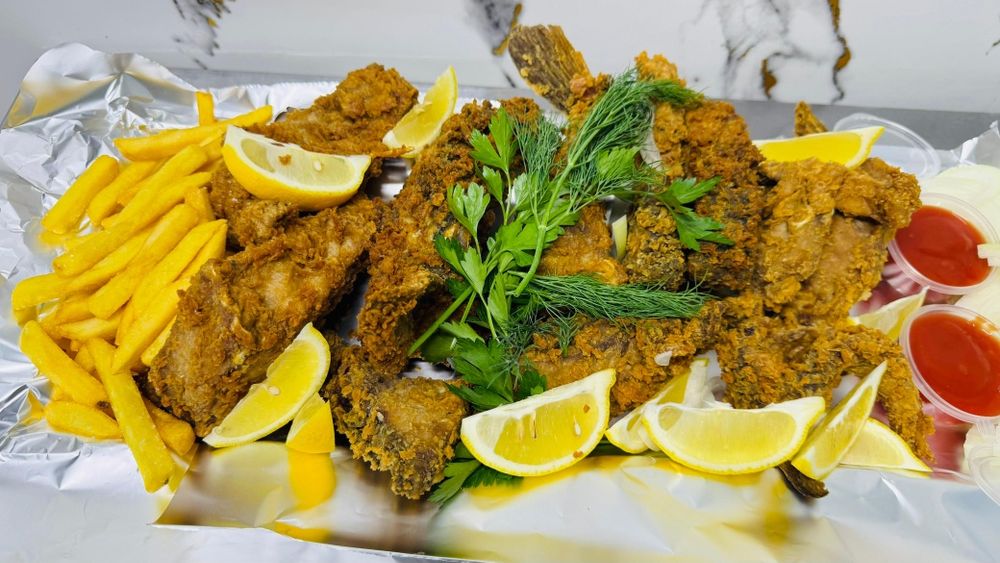 Вкусная жареная рыба и куринные крылышки доставкой