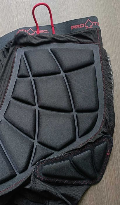 Протекторни шорти (нагъзник) размери S и L-XL