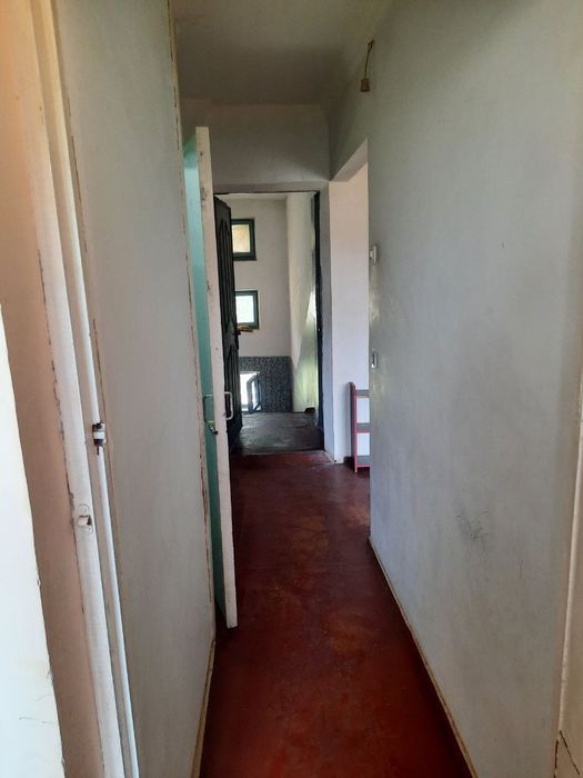 Срочно продаётся 1 ком кв в чирчике 3 мкн 4 этаж около базарчика.