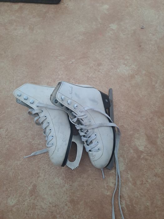 Срочно продам коньки для фигурного катания