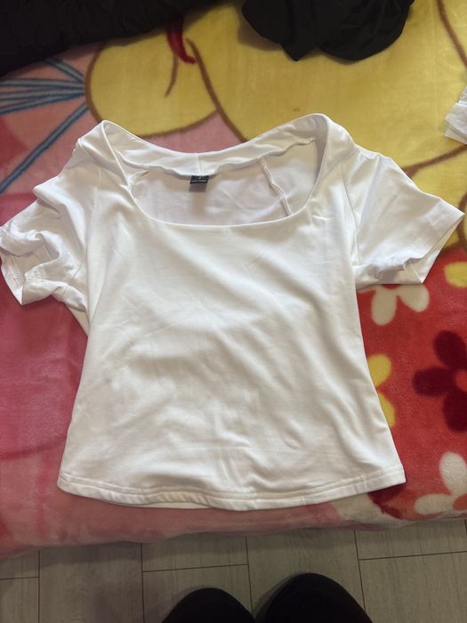 Бял неизползван кроп топ