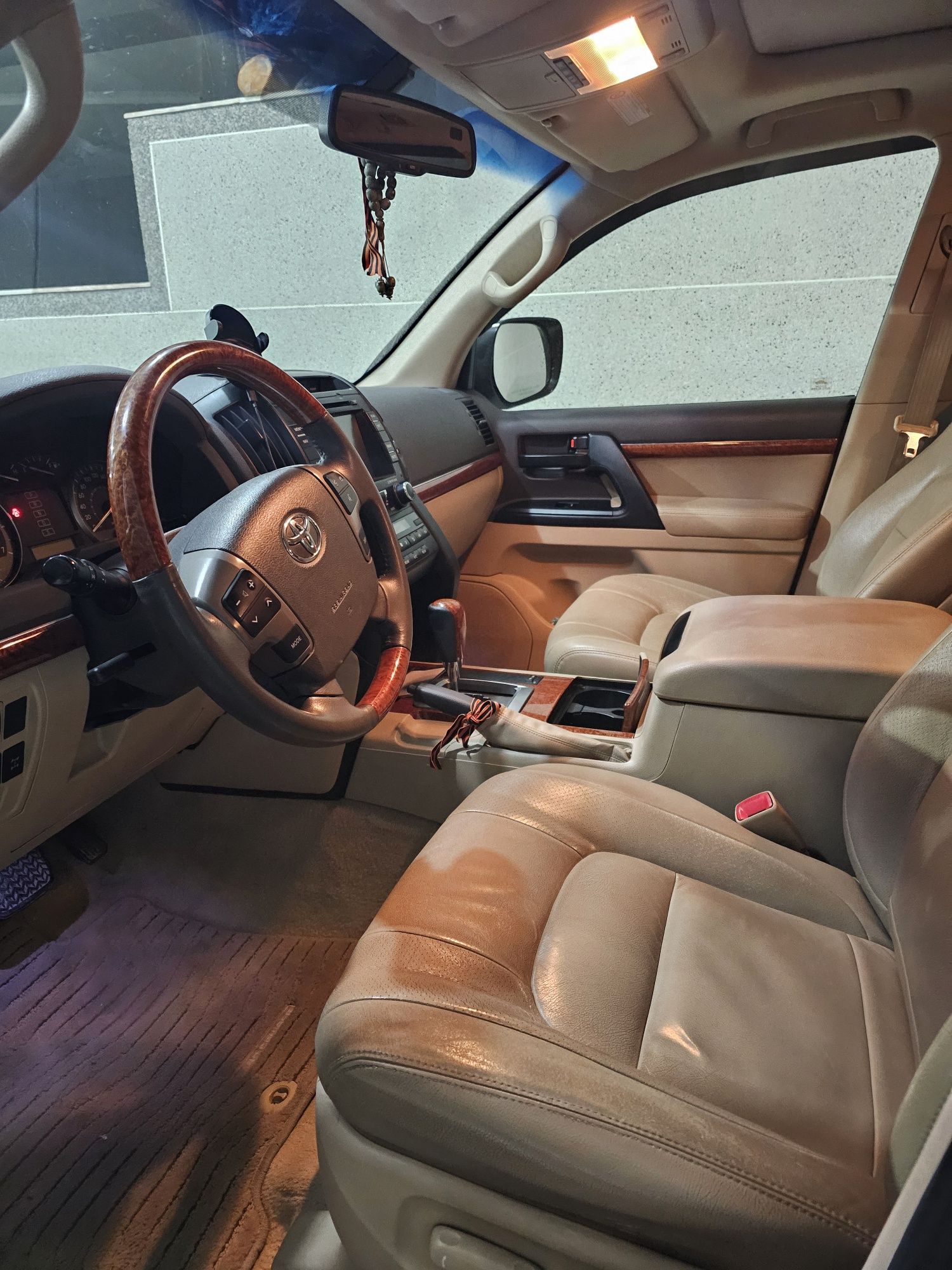 Toyota Land Cruiser 200 модель японка