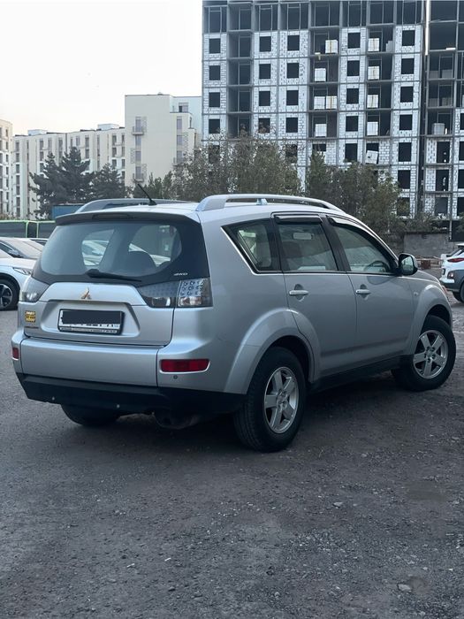 Mitsubishi Outlander AWD avtomobili sotiladi !