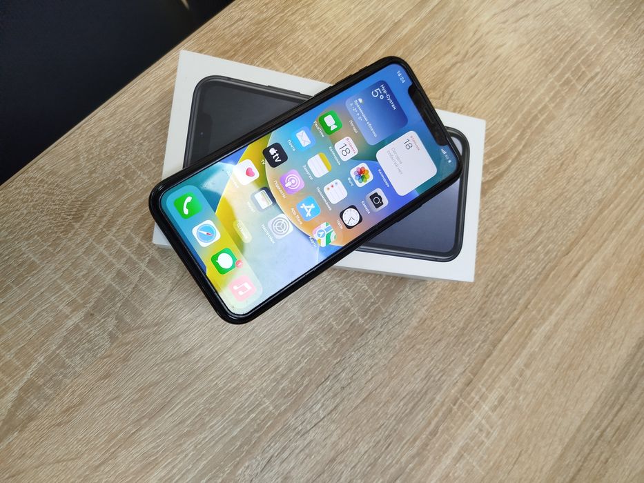 Iphone XR с документами