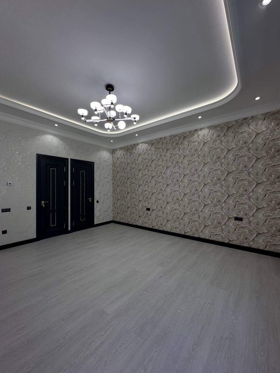 Домбирабад  ор-р Памятник

Участок: 3,6 сотки

Общая площадь: 460 м²