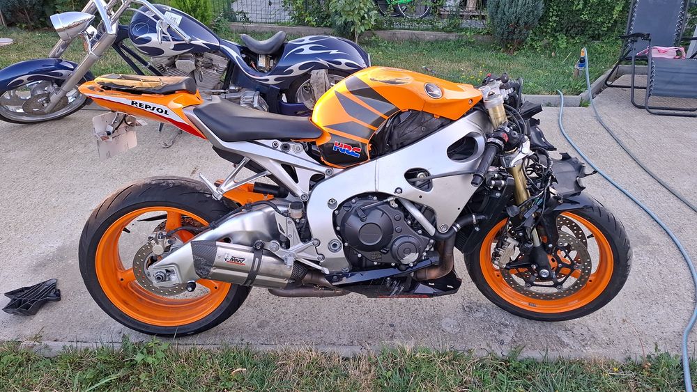 Honda cbr 1000 rr repsol edition model 2010 avariata