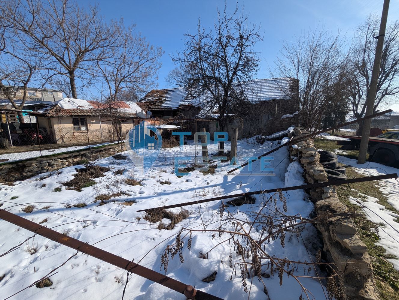 Двуетажна тухлена къща в близост до центъра на град Борово, област Га