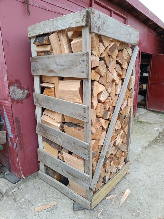 Aduc pe comandă lemn de foc tăiate crăpate esență fac stejar și salcâm