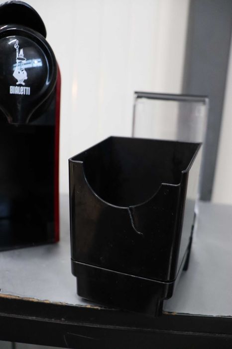 Кафемашина Bialetti Gioia, капсули, 1200W, червена, Леки ДЕФЕКТИ
