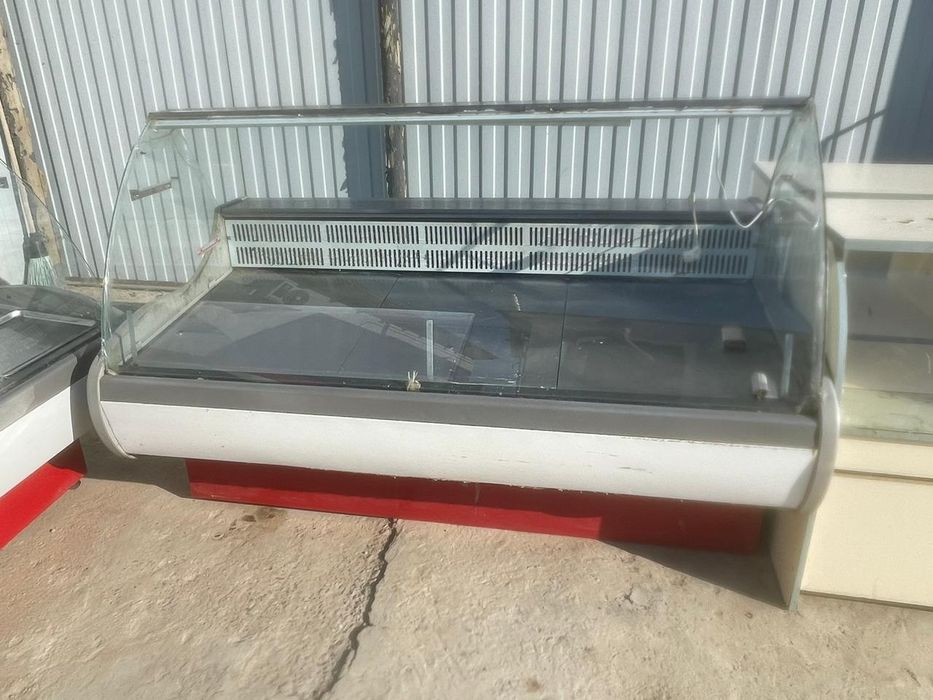 Продам магазинный холодильник для молочки и колбасы,с низу морозильник