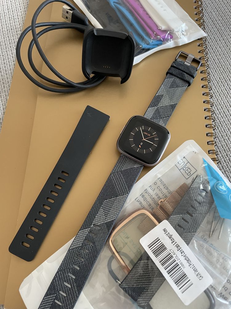 Продава се смарт часовник Fitbit Versa 2 – като нов!