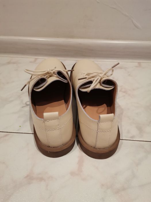 Продавам дамски кожени обувки 37 номер