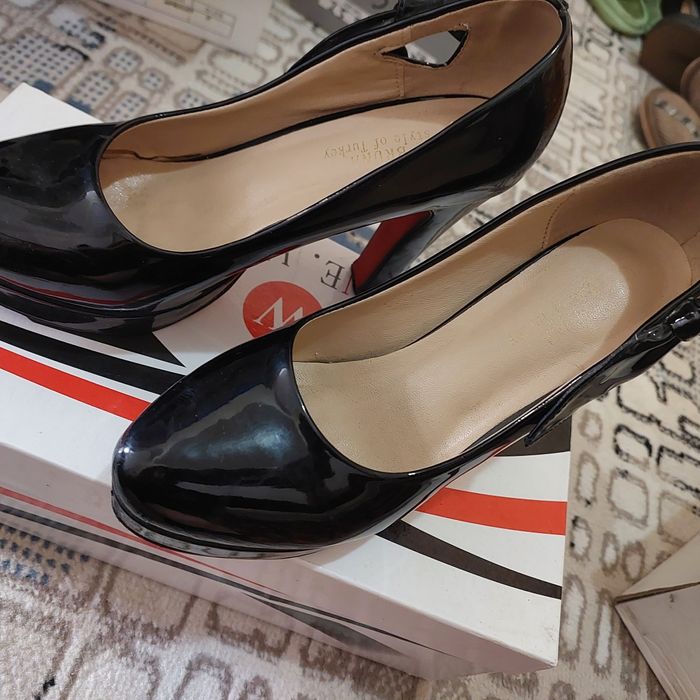 Лакированная лабутена