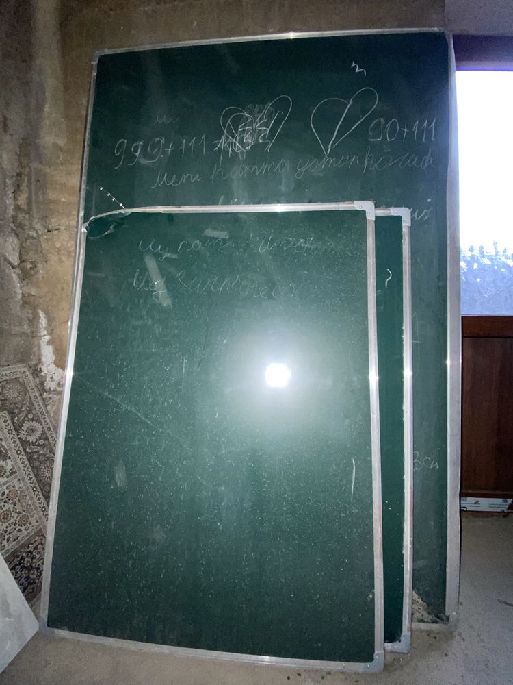 Doska sotiladi. Mel va markerda yozish mumkin.