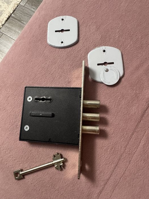 Продам Замок дверной на входную дверь с ключом