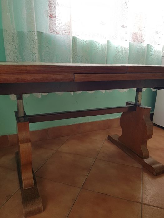 Vând masă din lemn masiv