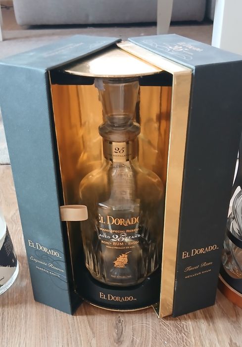 Празни бутилки от марков алкохол