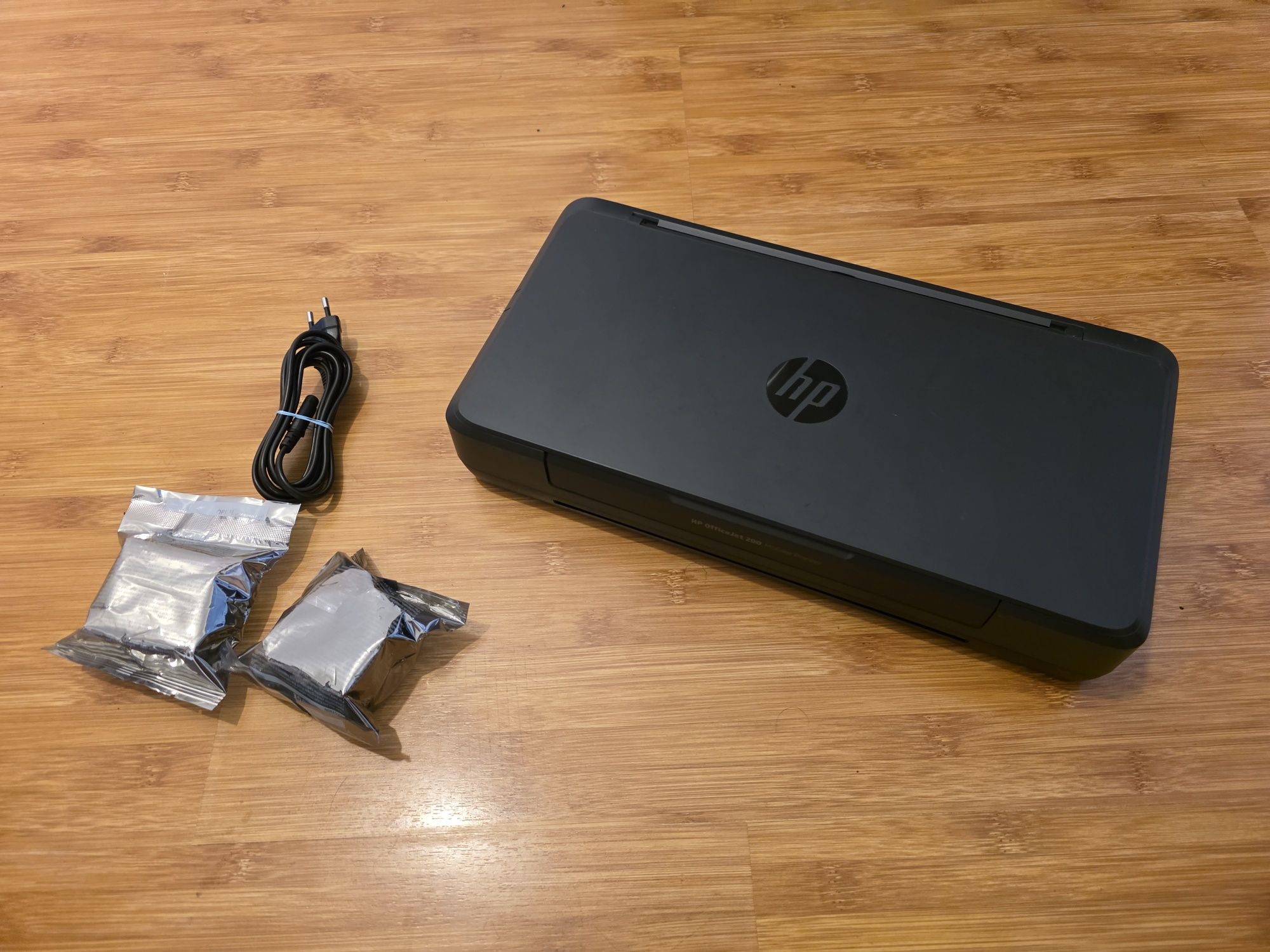 Imprimanta Mobila Portabila HP OfficeJet 200, set 2 cartuse XL NOI