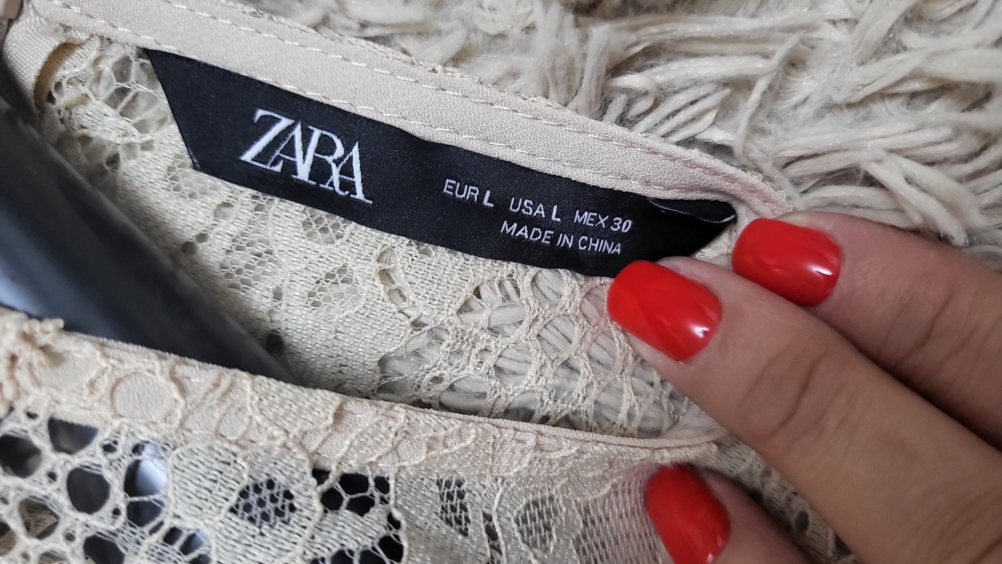 Zara - рокля дантела и плисе, в телесен цвят