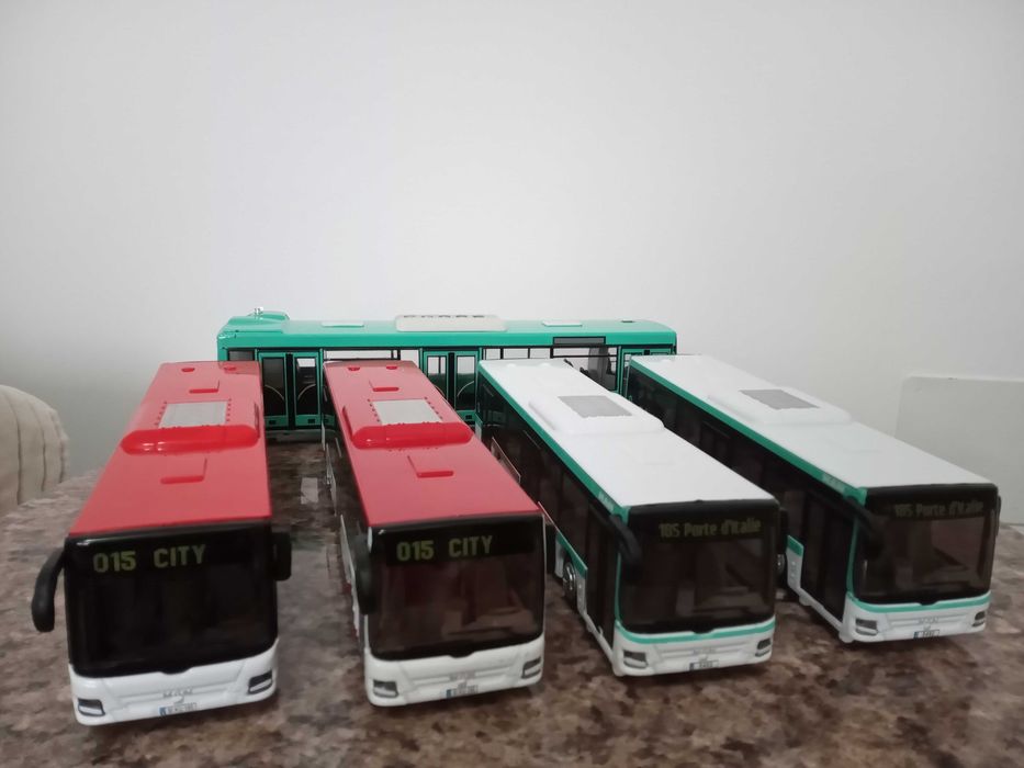 Vând autobuze machetă