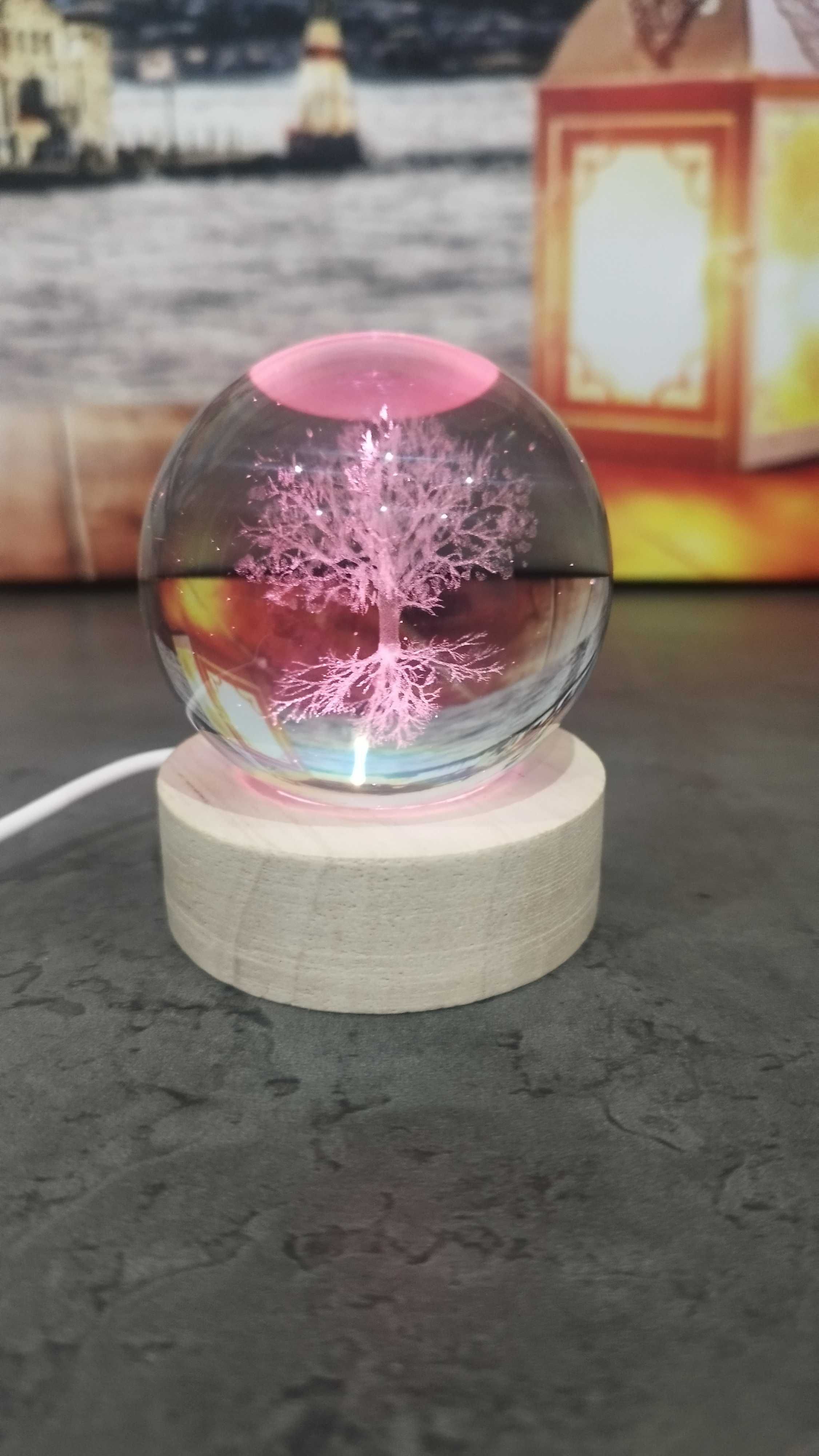 Красива светеща стъклена топка дърво