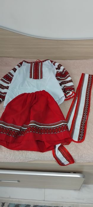 Vând costum tradițional fetițe