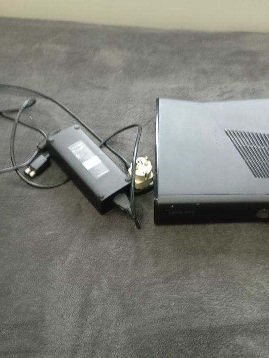 Продавам Xbox 360 с 2 джойстика с 33 игри