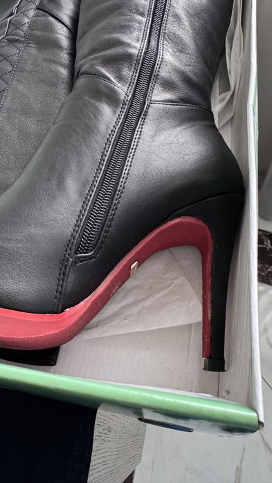 Нови Ботуши с червена подметка 39 номер