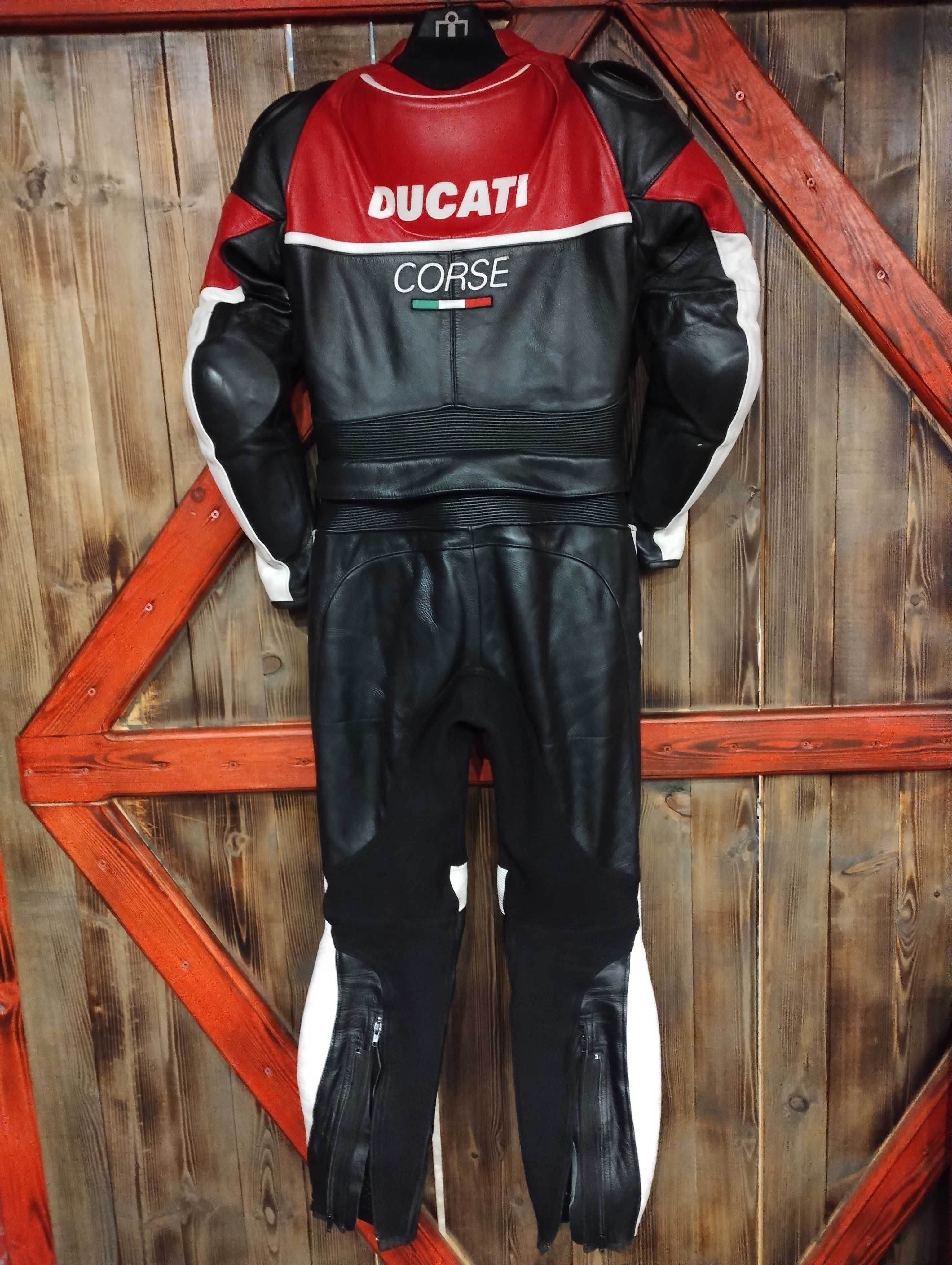 Екип от две части и ботуши Ducati.