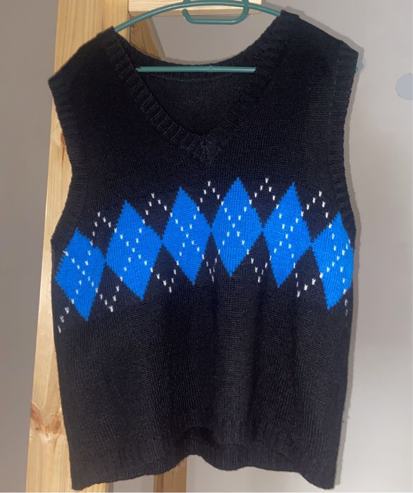 Цветни пуловери и жилетки