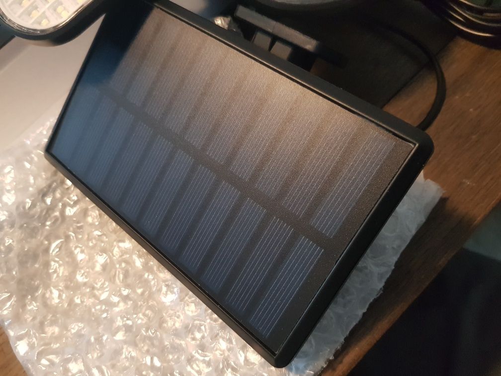 Reflector cu încărcare solară