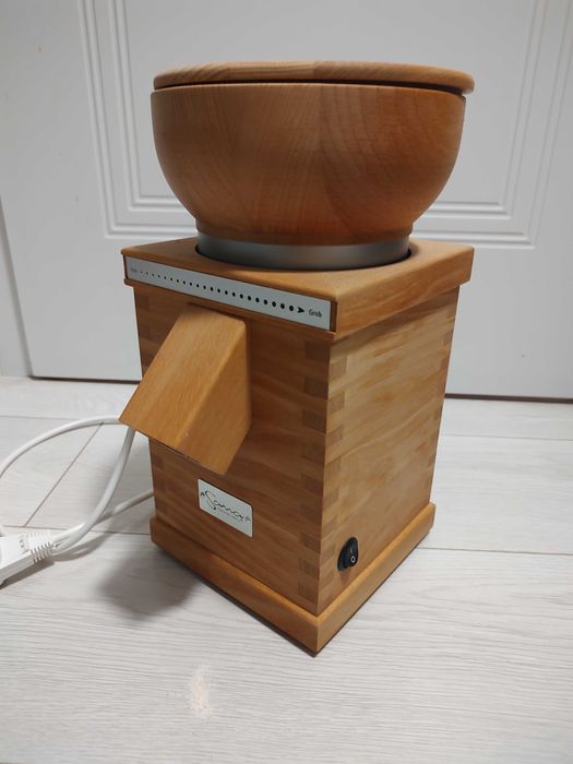 Vând moara electrica cu pietre marca Sana (Germania )